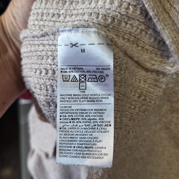 Old Navy Women's Cream Crew Neck Sweater Size MED - Picture 3 of 4